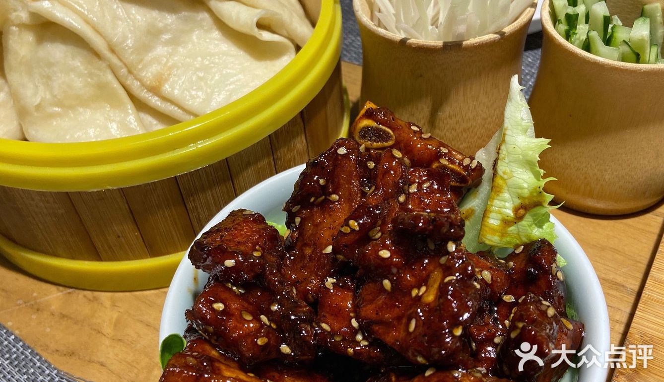 环境也很温馨干净,是暖色调。「私厨秘椒骨」热热的饼皮