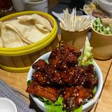 环境也很温馨干净,是暖色调。「私厨秘椒骨」热热的饼皮