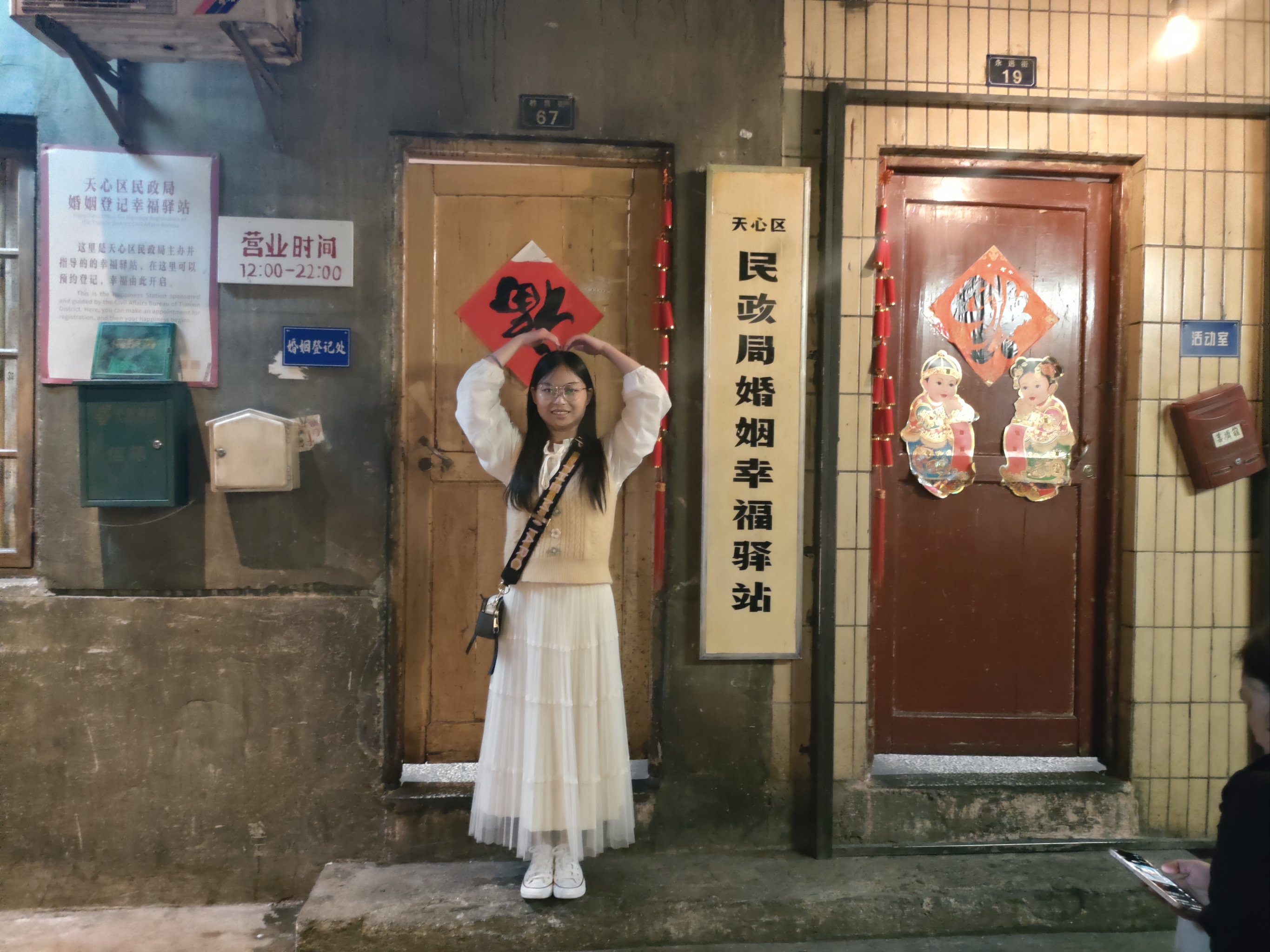 从北京赶赴湖南长沙这里,来到永远街,走过他走过的地方,摸他摸过的