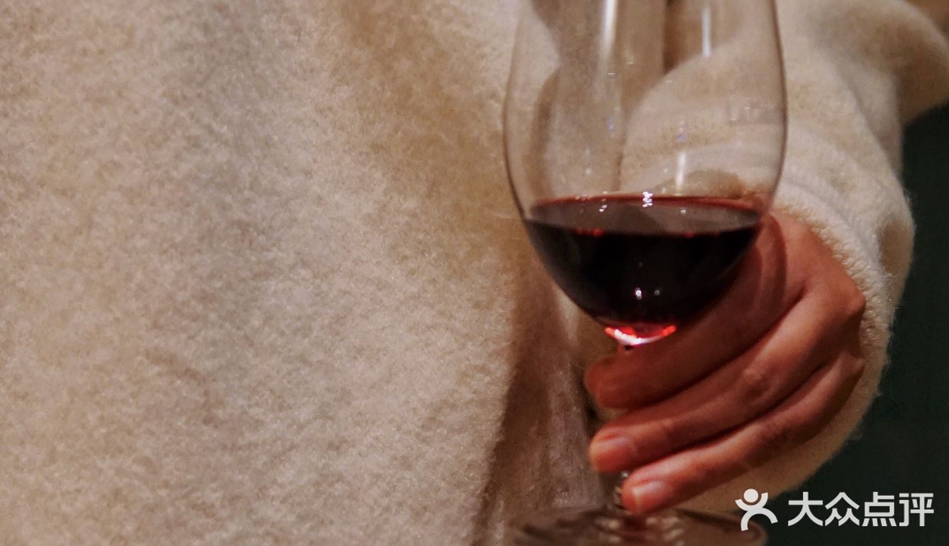 摇晃的红酒杯，只有我喝个烂醉🍷