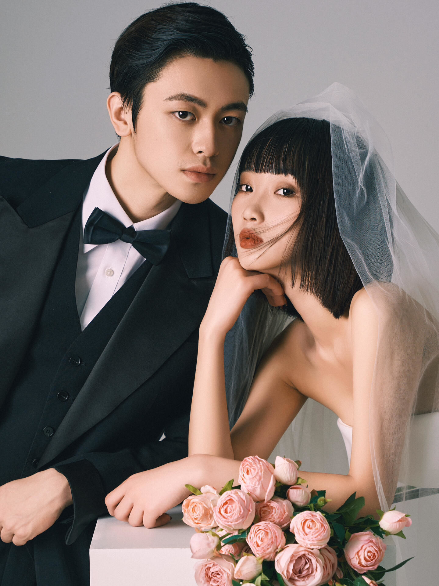 短发女孩的婚纱照
