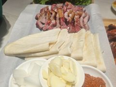 -小河公主秘制烤羊腿(小绿谷店)