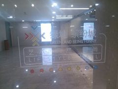 -绿地缤纷城-停车场