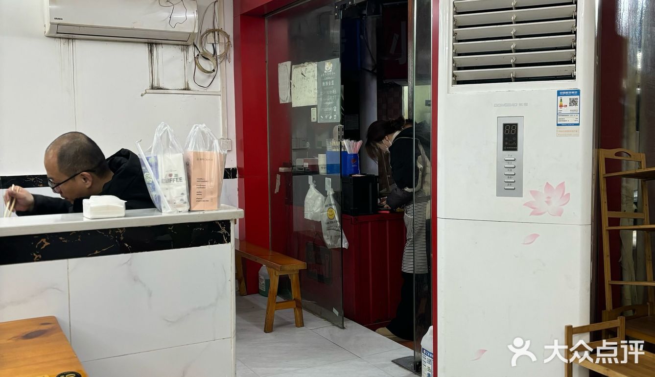 位于财大小吃街宝藏牛骨头店