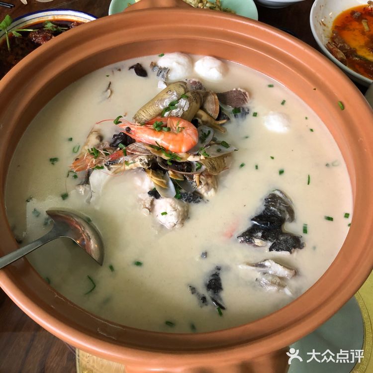 朋友在安亭添新居，大伙来此看房，到饭点了便来此就餐
