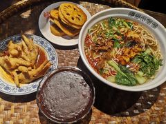 -爆炸头阿姨小四川正宗川味小吃(无任何分店)