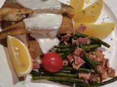 香煎鳕鱼配白芦笋荷兰汁香草土豆-LENBACH兰巴赫西餐啤酒坊(大连东港店)