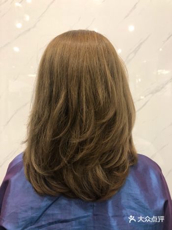 这样的发色维持一段时间褪色后也是很喜欢