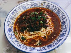 特色炸酱面-渝之汇牛肉豌杂面