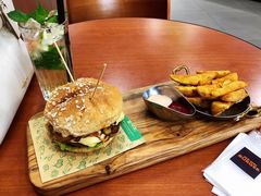 鲜香蘑菇牛肉汉堡-魏斯理汉堡(西安沣东吾悦店)