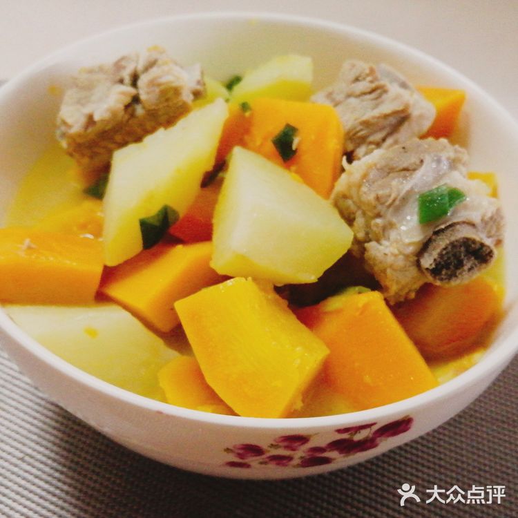 南瓜与土豆是绝配，美味的南瓜土豆焖排骨