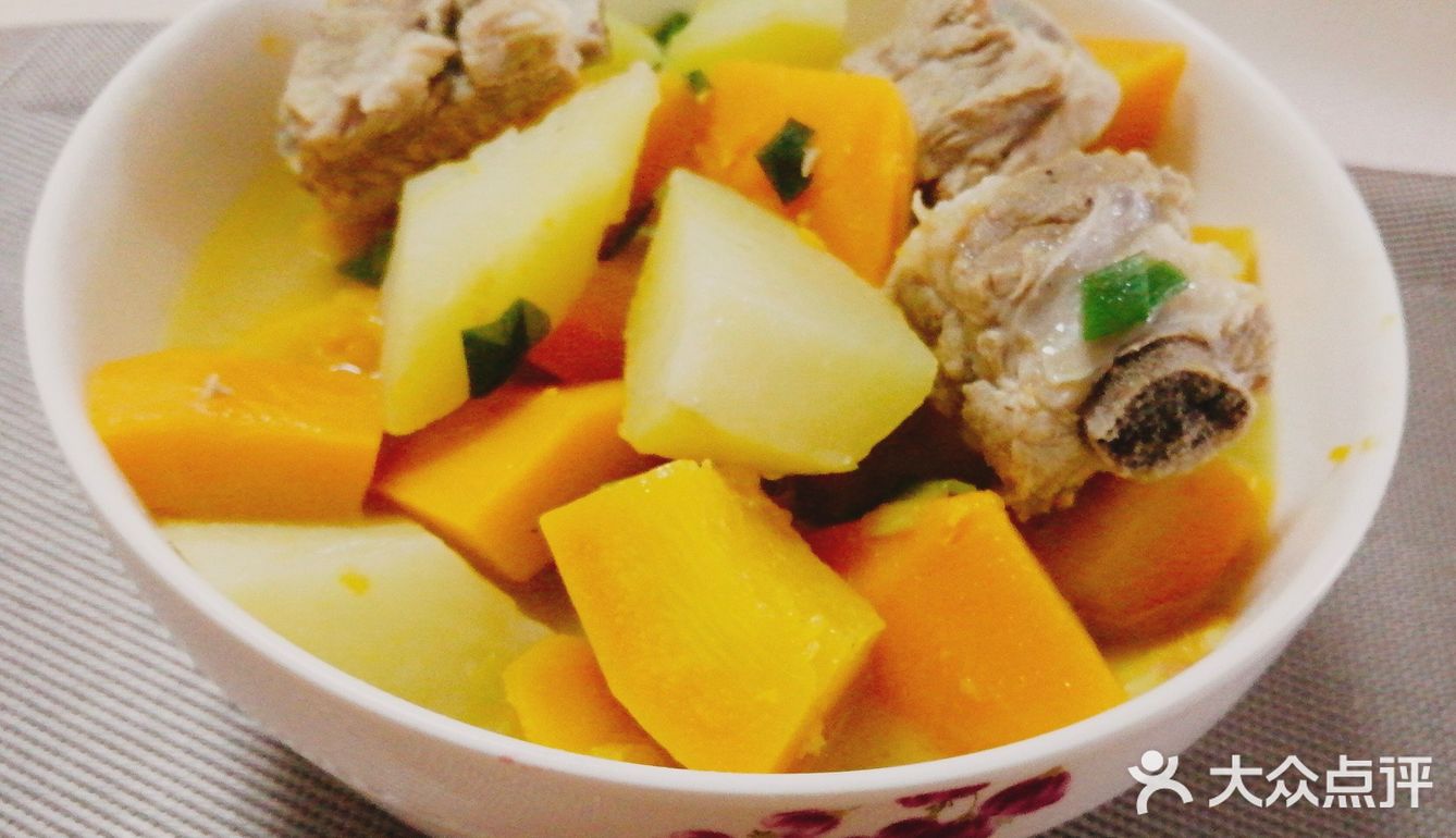 南瓜与土豆是绝配，美味的南瓜土豆焖排骨