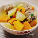 南瓜与土豆是绝配，美味的南瓜土豆焖排骨