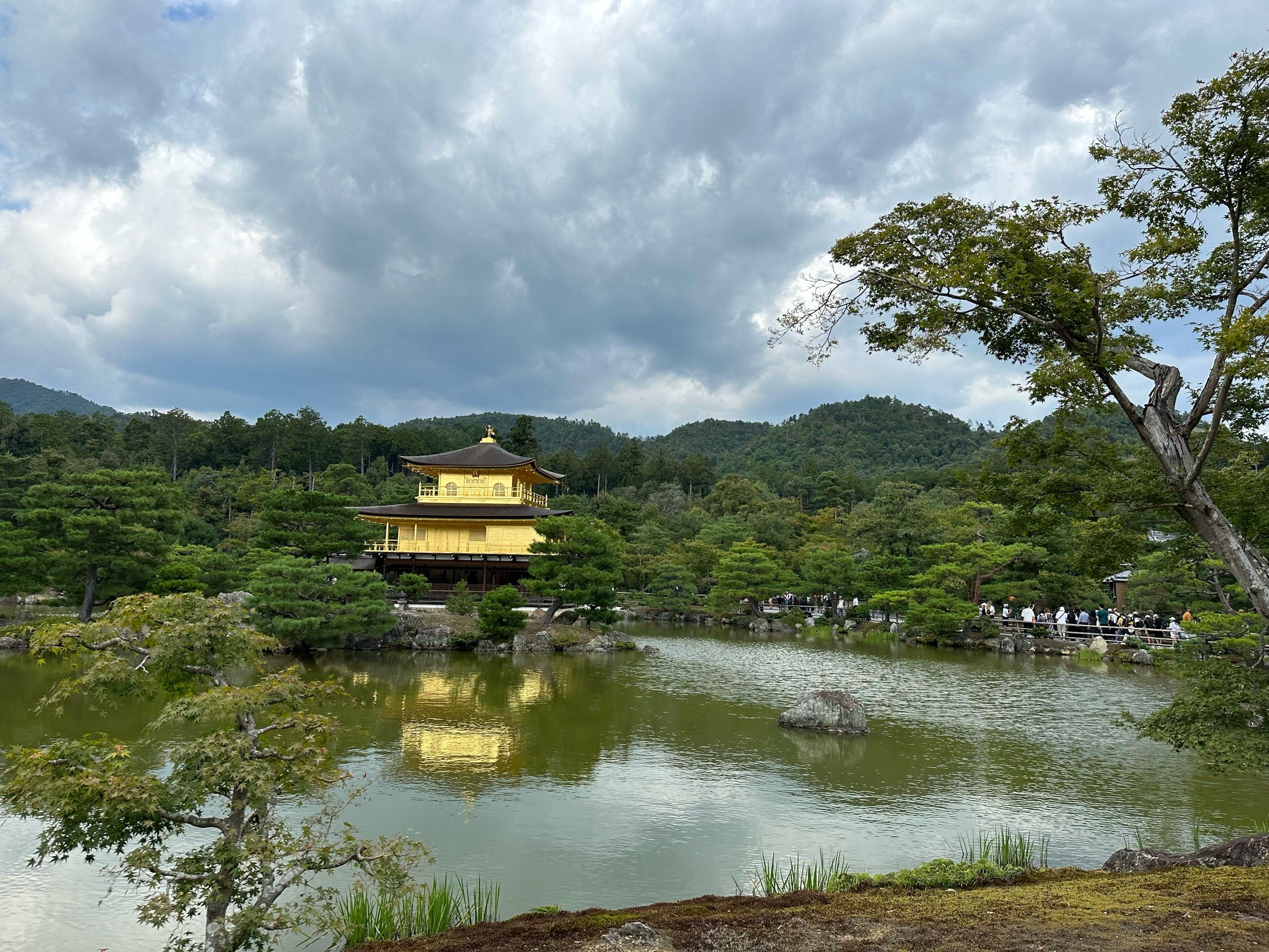 n舍利殿本是室町时代北山文化的建筑,但于1950年金阁寺放火事件中