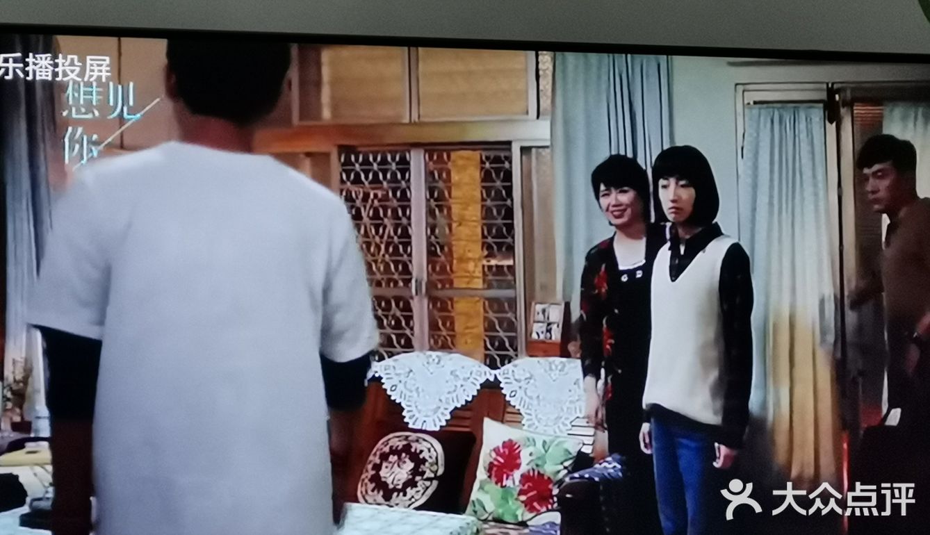 讲的是一对情侣，男的空难去世了，女孩很想念他