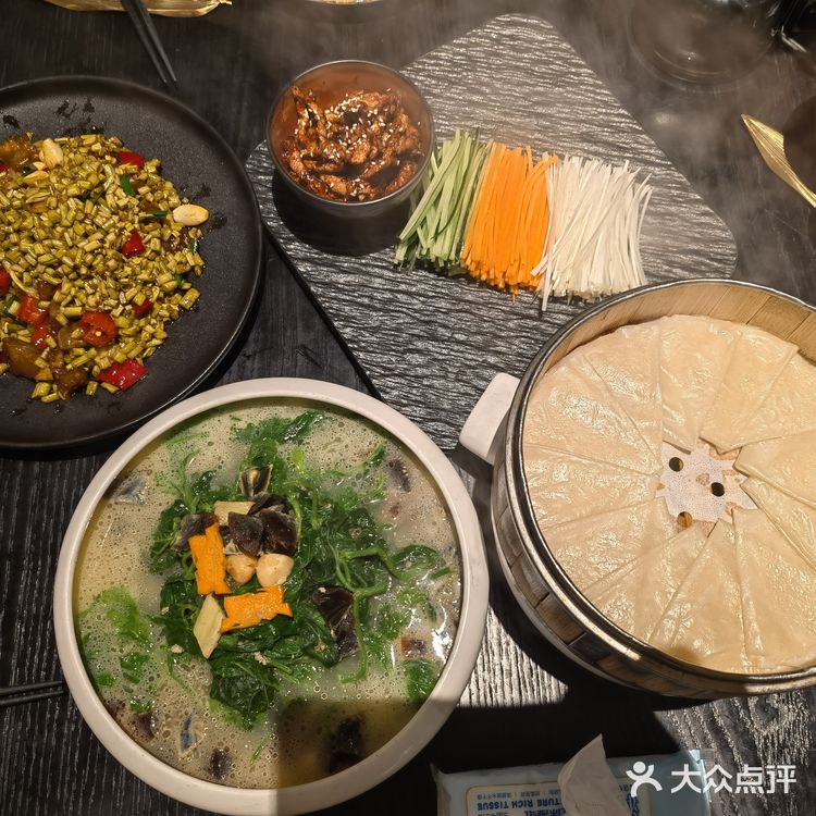 其实感觉是融合餐厅。京酱肉丝对小朋友比较友好