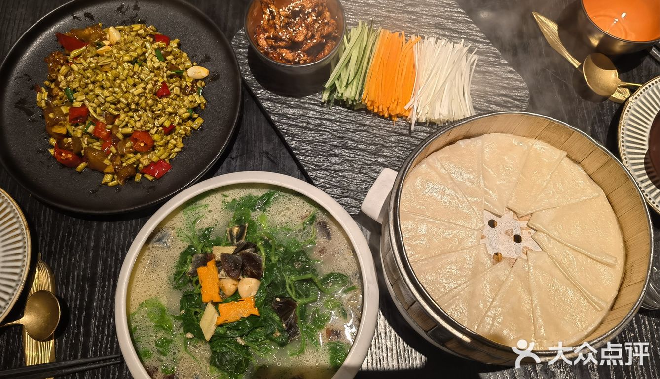 其实感觉是融合餐厅。京酱肉丝对小朋友比较友好