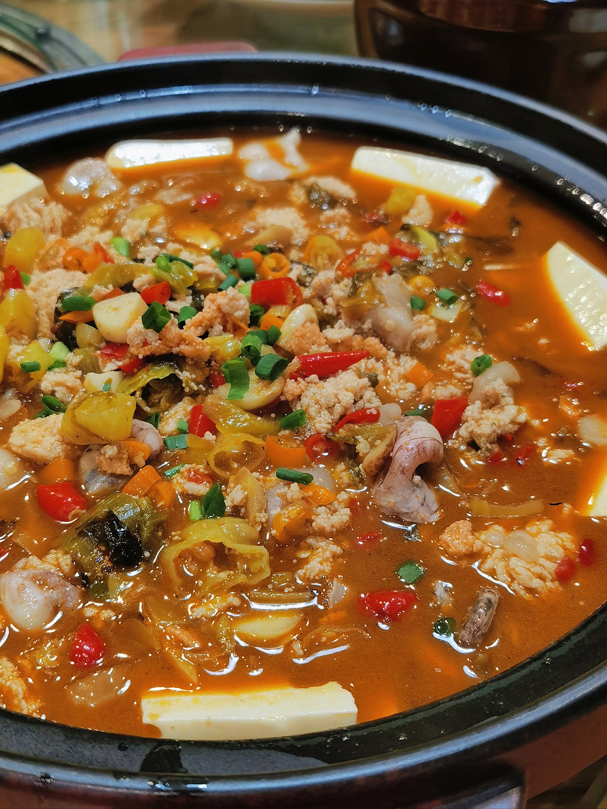 有鱼籽鱼泡锅还是可以,泡椒酸菜多泡一会儿入味;香芹炒极品吊龙不推荐