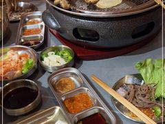 -围炉肉舍•炭烤活鳗•丹东海鲜烤肉(步行街店)