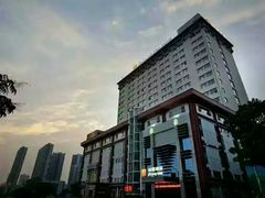 -武汉光谷广场杨家湾地铁站怡程酒店