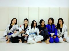 -菠萝格斗巴西柔术训练馆