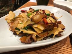 云南腊肉炒香笋-云海肴·汽锅鸡·云南菜(高德置地店)