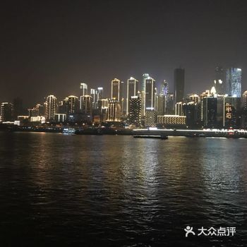 大学是在重庆读的，所以对这座城是很有感情的