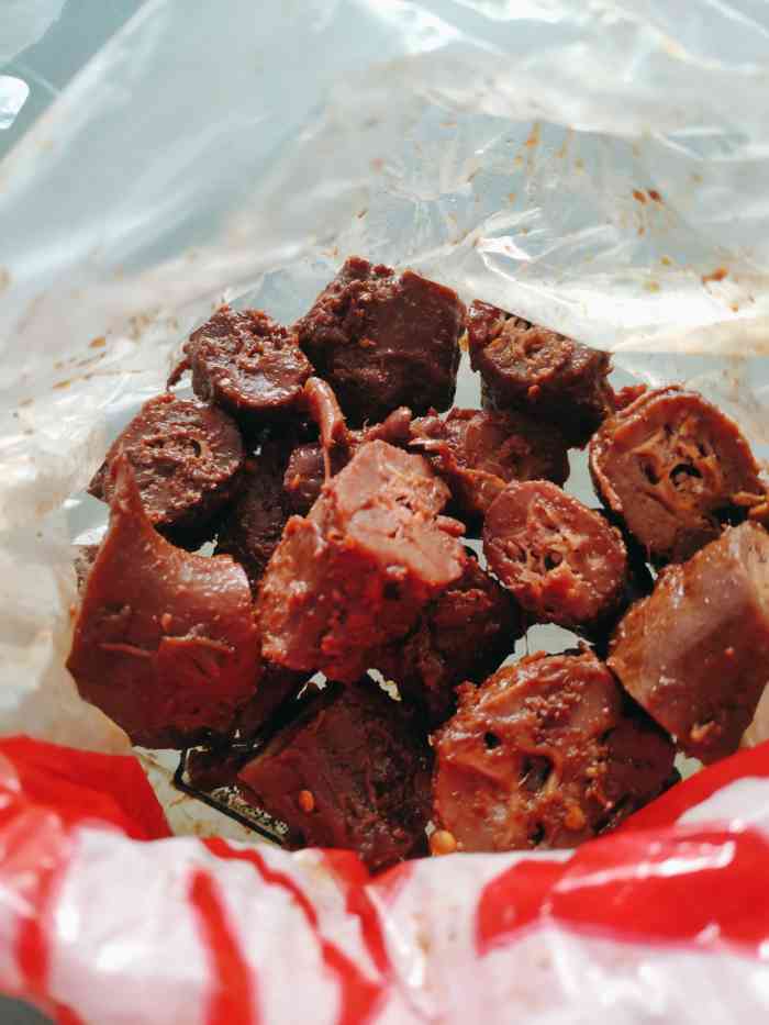 西郊店开了好多年了,一直都很喜欢绝味鸭脖的味道,特别是黑鸭味道的