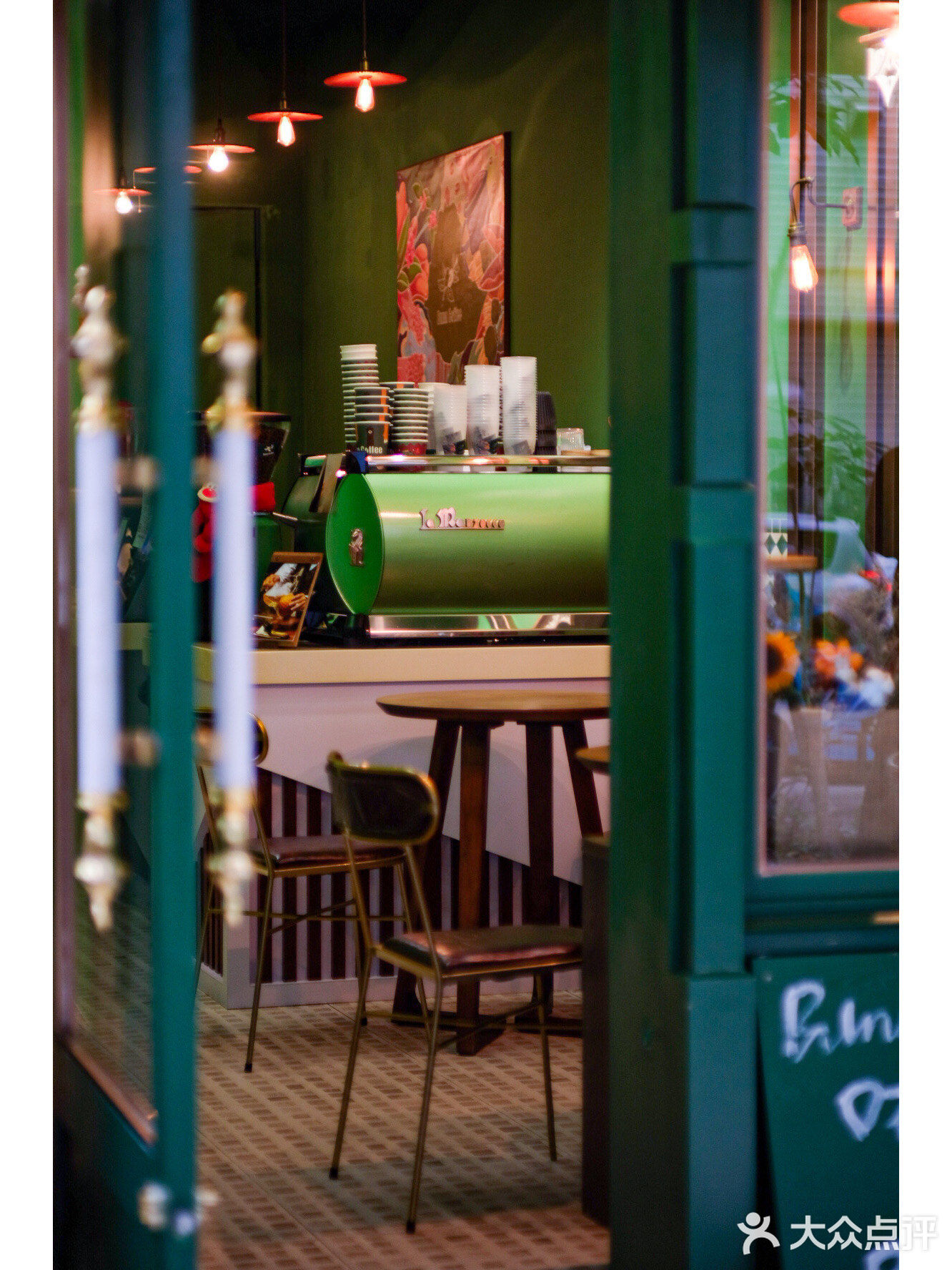 深圳👉🏻搬了新地方的复古绿Buna coffee