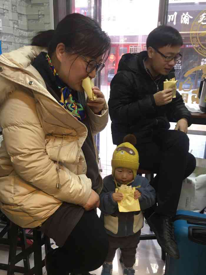 尚食社蒙阴肉火烧-"老板是很和蔼可亲的大爷大娘开的,特别热情.