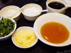 油碟、香菜、蒜茸、耗油、盐和味精-蜀九香火锅(彩虹店)