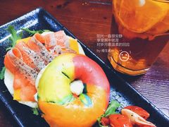 烟熏三文鱼彩虹贝果-吃饼人西餐(南开店)