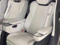 -小鹏汽车(上海静安大融城店)