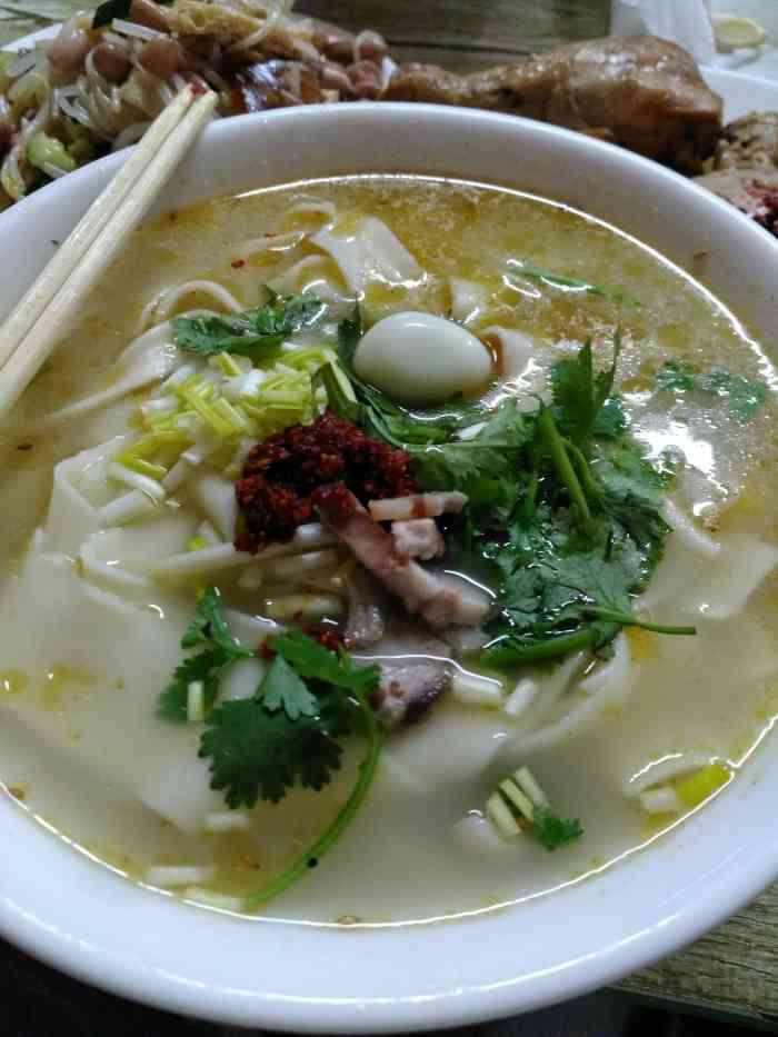 大碗烩面-"中午过来有很多快递小哥还有工人在这边吃饭.