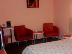 -莫泰酒店(上海虹桥北新泾地铁站天山路店)