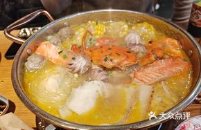 Northeast Sour Cabbage Pork Seafood Hot Pot
