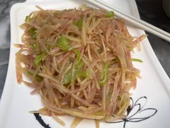 青椒炒丽江紫洋芋丝-蔼若春.传承云南菜(金碧公园店)