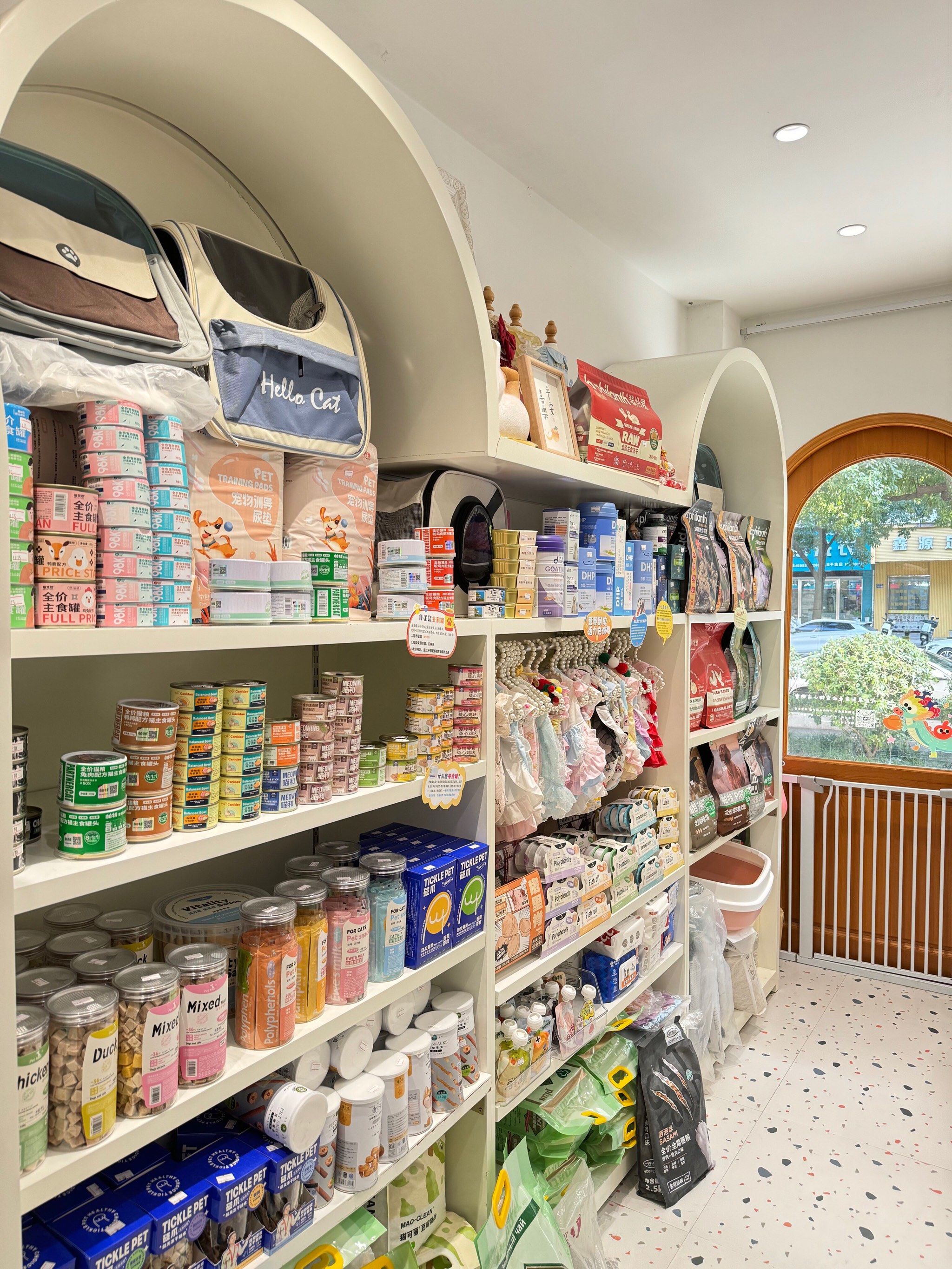 而且,店里还有各种宠物用品和零食

#宠物店探店 #萌宠天堂 #宠物
