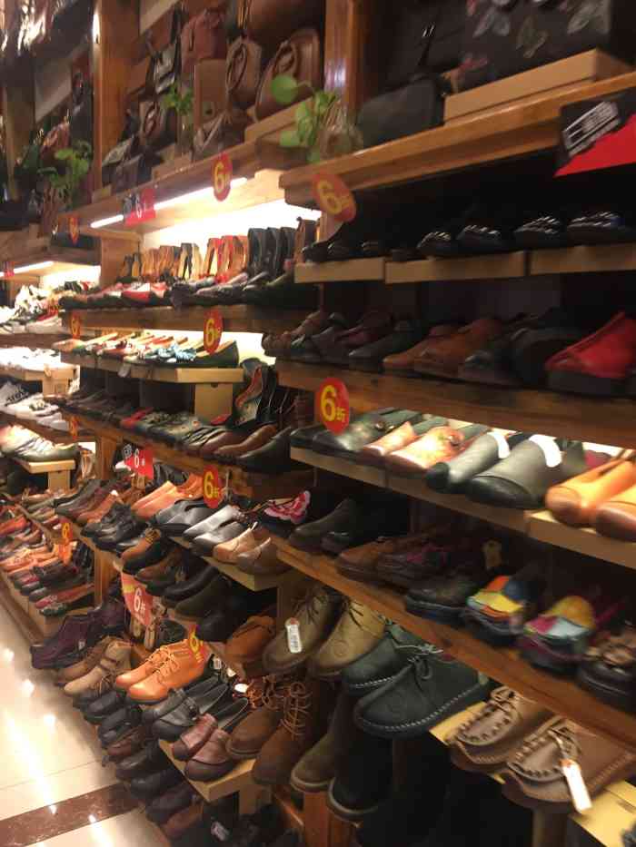 一亩园鞋包-"店装修得有个性,不过里面的皮带呀包呀样式.