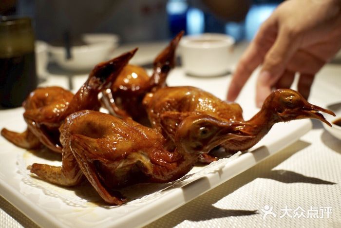 石岐佬中山菜馆(东区店)招牌烤乳鸽图片