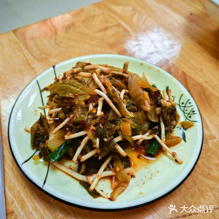 人就挺多，11点多去就有好几桌，特色是干锅剔骨鸭