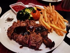 碳烤肉眼牛排及秘制牛排汁-WOLFGANG PUCK KITCHEN & BAR(迪士尼小镇店)