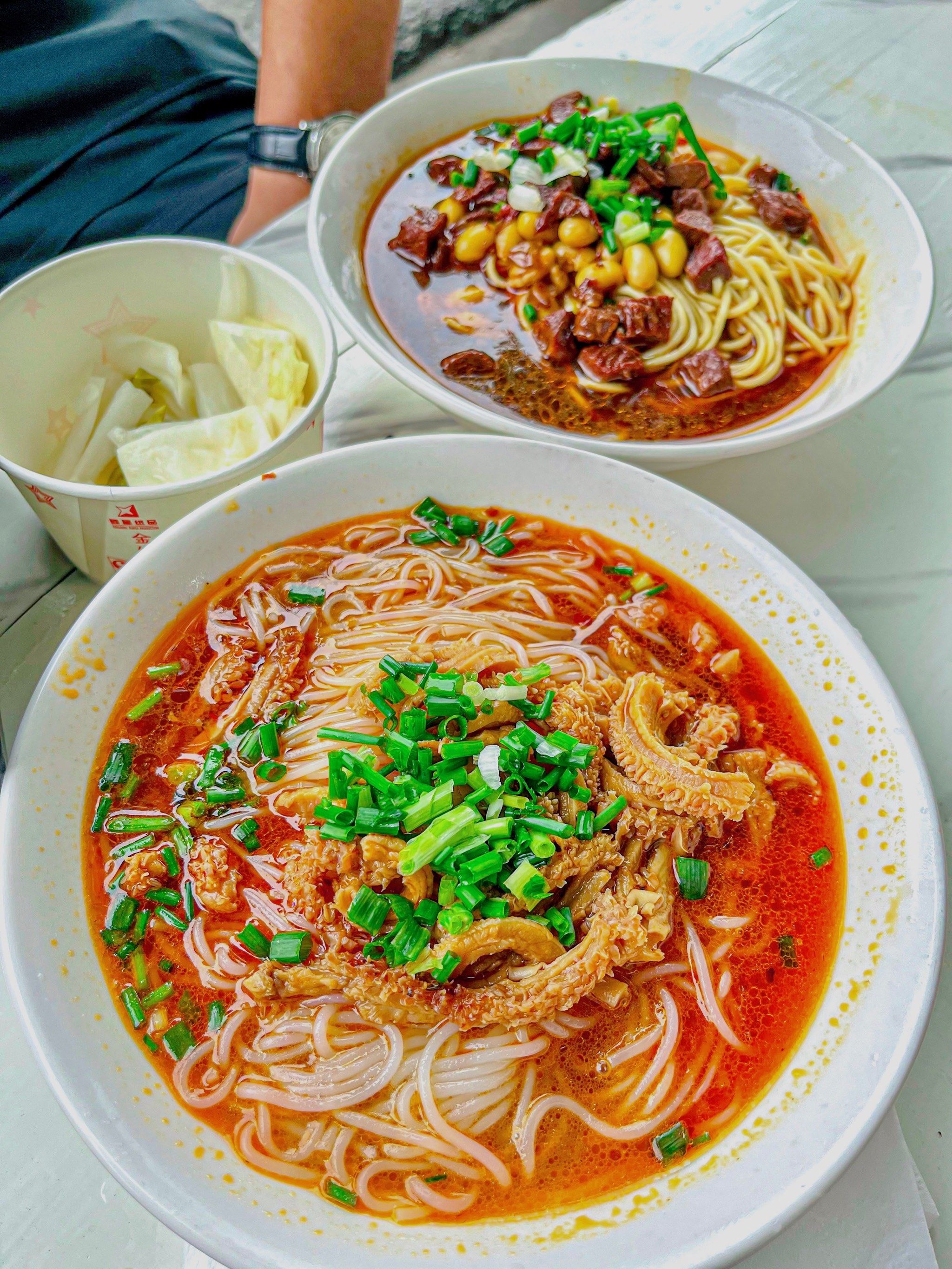 地道的荆州美食
早餐必点的牛肚粉 必须是这种本地细粉丝 超级入味!