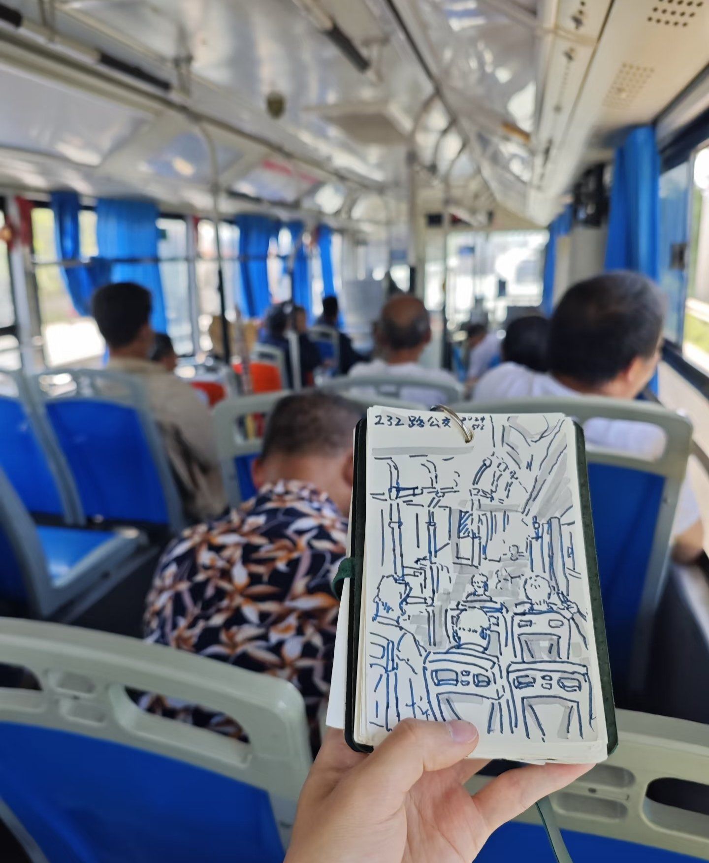 公交车内速写打卡成功!来到公交车的末尾落座,掏出速写本!