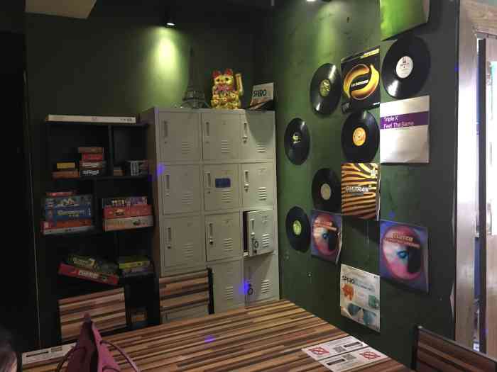 但是错误的选择就是先玩再吃饭(还好我垫了点肚子……)密室的位置很好