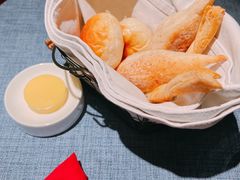 餐前面包-弦月窗LUNETTE BY AMANDA(复兴路店)