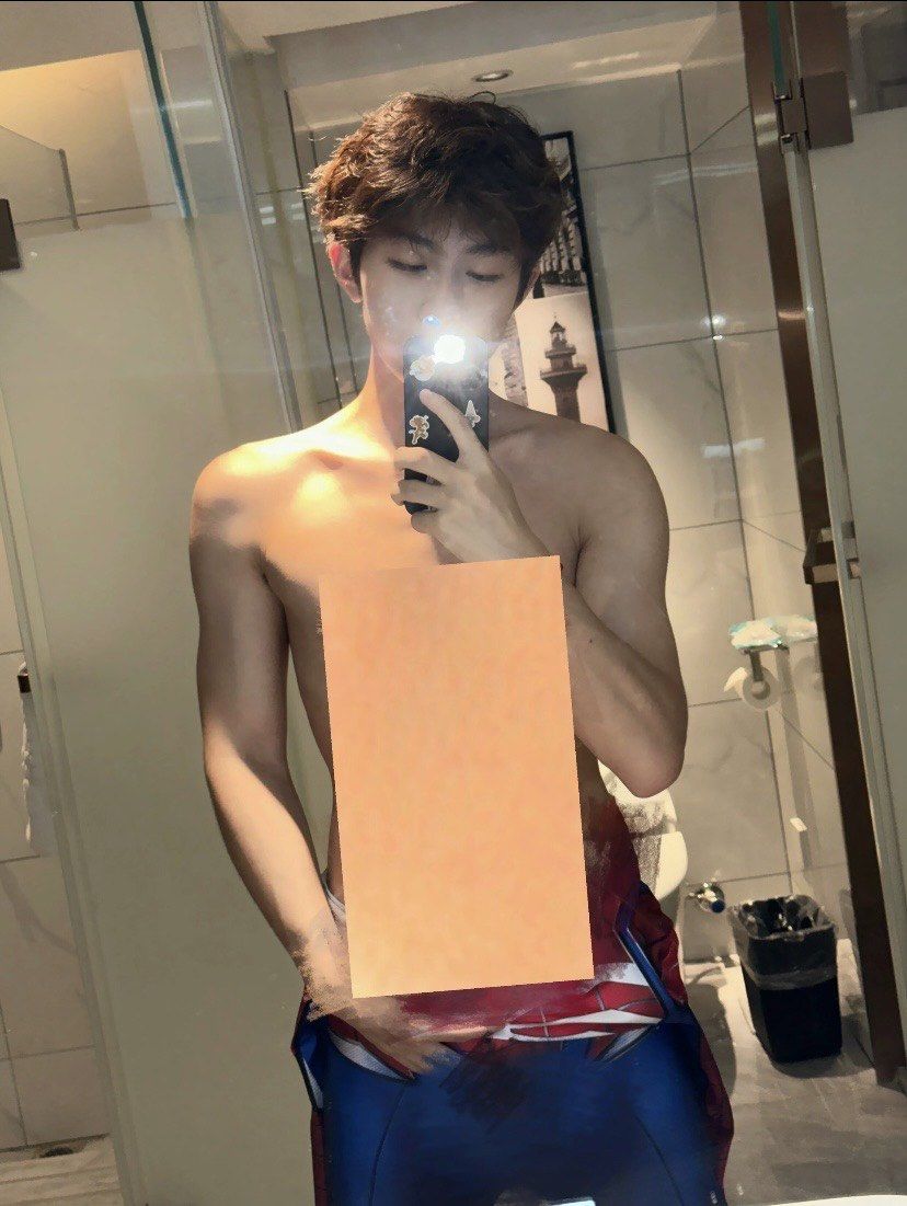 小肌肉男孩秀肌肉