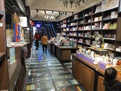 -钟书阁(松江泰晤士小镇店)