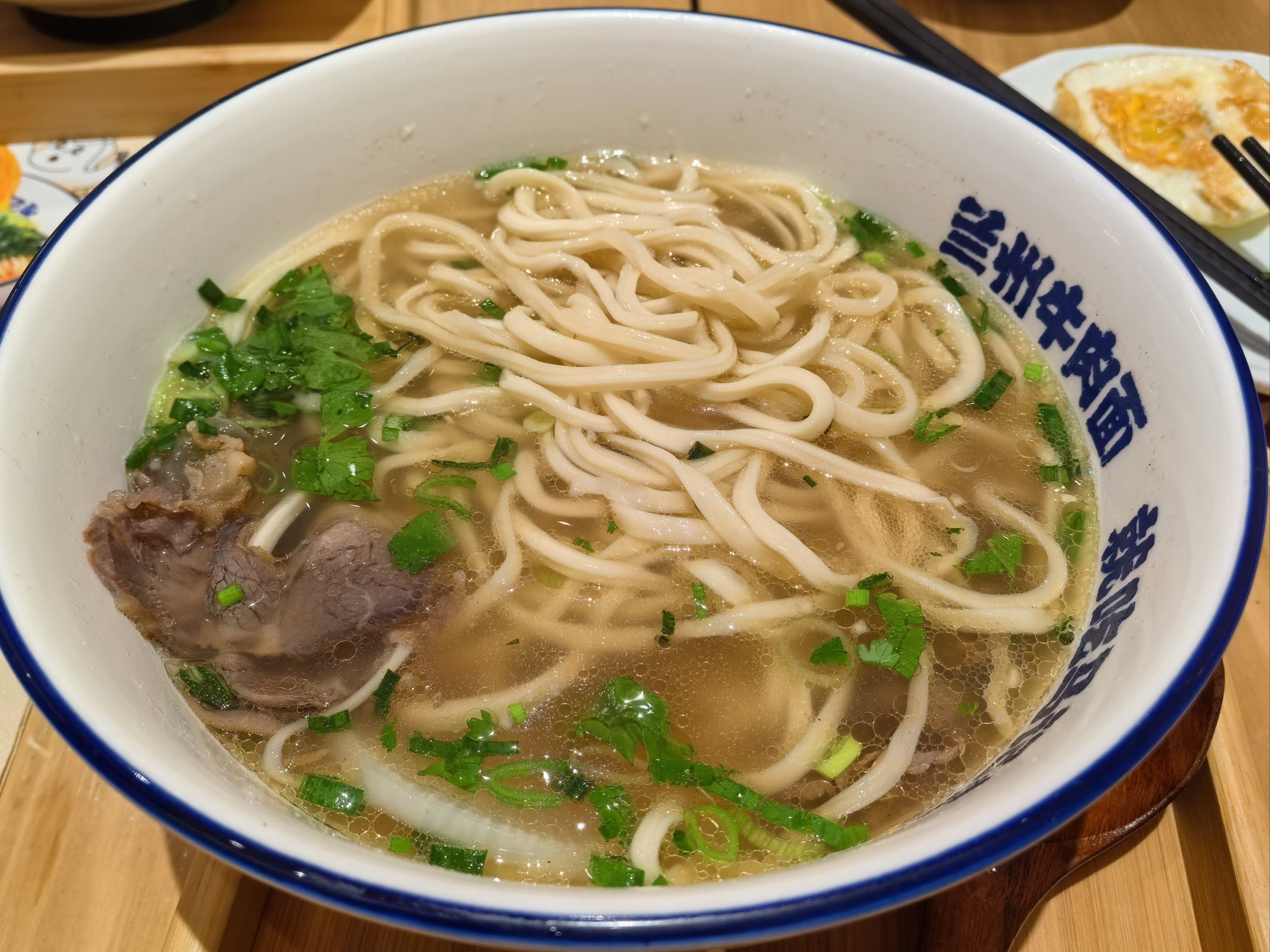 这家是不错的选择,面汤很清爽,服务也很好