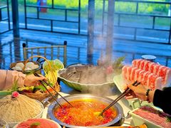 -茅草房·河畔园林火锅